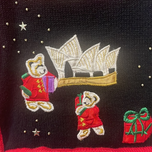Christmas knit vest with zipper featuring landmarks from around the World - Picture 7 of 11